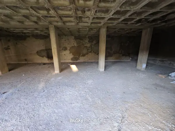 Warehouse 400m² for Sale in Mansourieh