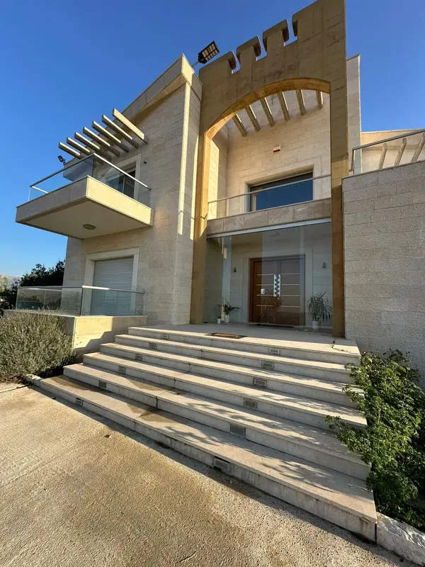 Villa for Sale in Kfarnabrakh Chouf