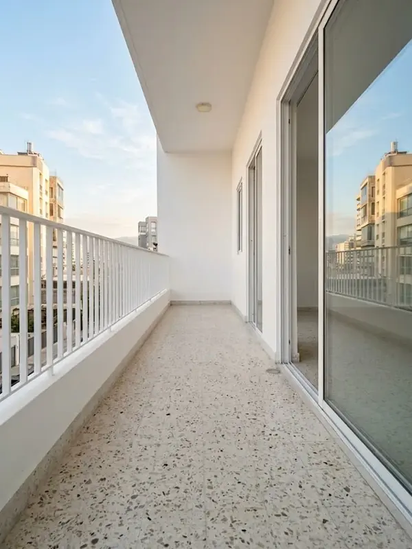 For Sale: Apartment in Furn El Chebbak