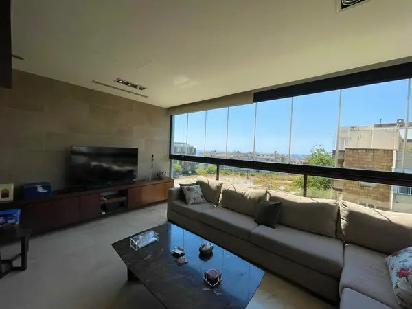 For Sale: Apartment in Hazmieh