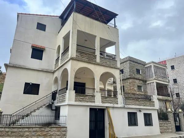 A 1,090 SQM Building For Sale in Bhamdoun